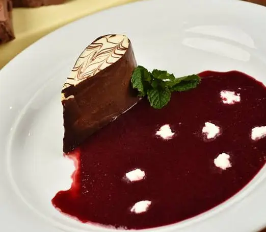 Gota de Chocolate Branco com Calda de Framboesa